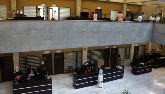  Así se ven los pasillos del Palacio Legislativo, la mayoría de los diputados de mayoría . Siguen encuevandos por no  ponerse de acuerdo con el coordinador que representará a la JUCOPO: 