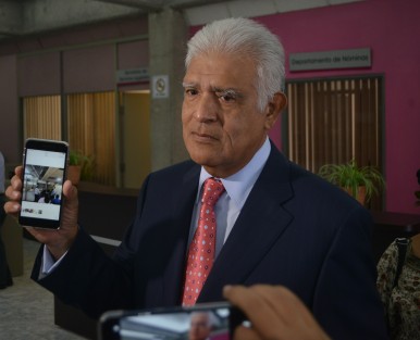 Mostrando una foto de Miguel Ángel Yunes Linares renovando su pasaporte, el abogado Reyes Peralta señaló que el gobernador se va escapar.