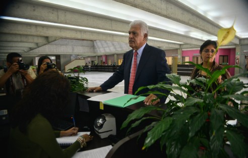 Después de sostener una reunión con algunos legisladores, Reyes Peralta entregó la documentación en la fiscalía de partes del palacio Legislativo. 