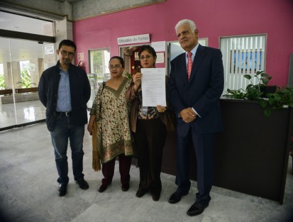 Después de sostener una reunión con algunos legisladores, Reyes Peralta entregó la documentación en la fiscalía de partes del palacio Legislativo. 