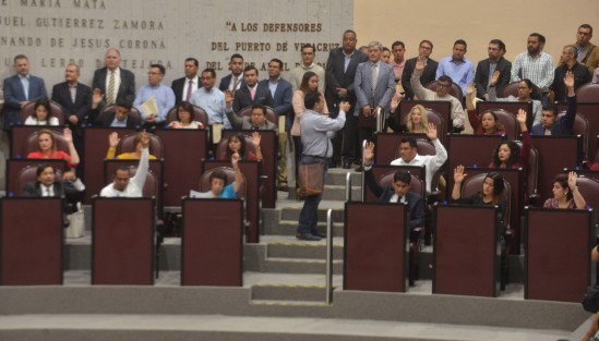 Muy corta la primera sesión de la LXV de Veracruz, donde se presentó a los grupos legislativos en que se dividirá la misma, con la novedad que Morena tendrá dos grupos.  