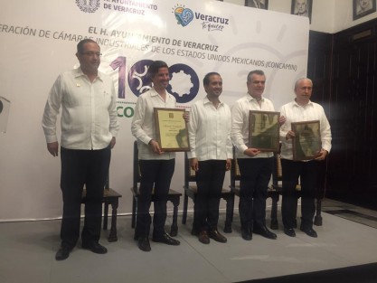 En sesión solemne el Ayuntamiento de Veracruz nombró visitantes distinguidos a los integrantes de la Mesa Directiva de la Concamin. El embajador de Bélgica en México, Antoine Evrard, asistió como invitado especial. 