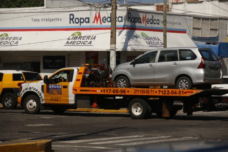 Trabajadores del Hospital Pediátrico y del Hospital de Alta Especialidad y familiares de pacientes, se inconformaron por el operativo de grúas implementado sobre la avenida 20 de Noviembre, pues lo consideran arbitrario.