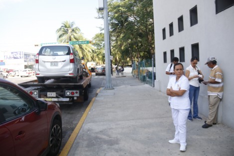 Trabajadores del Hospital Pediátrico y del Hospital de Alta Especialidad y familiares de pacientes, se inconformaron por el operativo de grúas implementado sobre la avenida 20 de Noviembre, pues lo consideran arbitrario.
