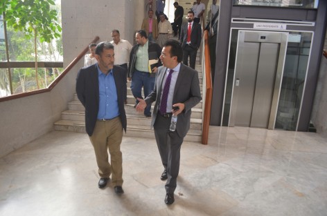 El diputado Malpica y Valladares platicando después de la sesión de hoy.