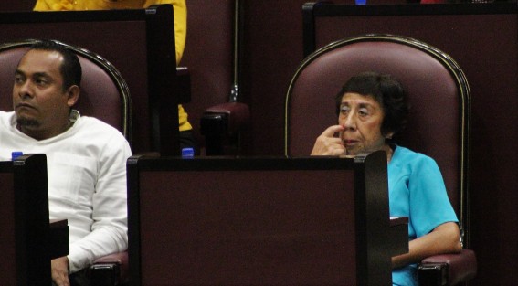Tal como lo predijo en reportero gráfico  Víctor Fuentes, nuevos rostros, mismas poses. 