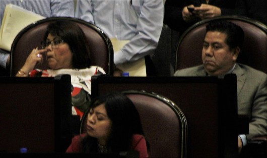 Tal como lo predijo en reportero gráfico  Víctor Fuentes, nuevos rostros, mismas poses. 