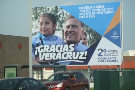 Este día fueron colocados en Boca del Río, espectaculares que invitan al segundo informe de gobierno de Miguel Ángel Yunes Linares en los que destaca la leyenda <em>Gracias Veracruz</em>.  