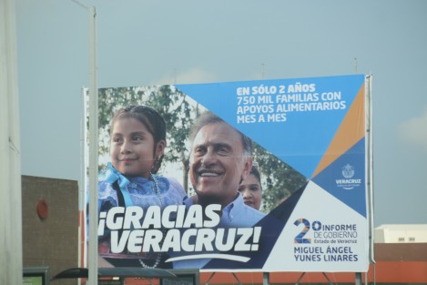Este día fueron colocados en Boca del Río, espectaculares que invitan al segundo informe de gobierno de Miguel Ángel Yunes Linares en los que destaca la leyenda <em>Gracias Veracruz</em>.  