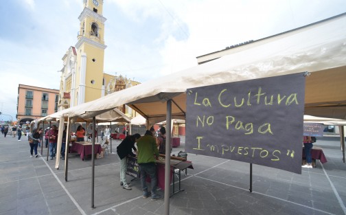 Luego de que la administración de Hipólito Rodríguez Herrero impidiera a libreros de Xalapa realicen la feria del libro el próximo lunes 12 de noviembre en plaza Lerdo estos protestaron de manera pacífica para pedir que no desaparezca  la feria  en ese lugar.   