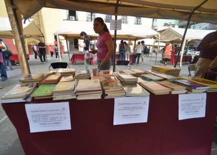 Mientras tanto realizaron intercambio de libros y una competición voluntaria a cambio de algunos ejemplares.  