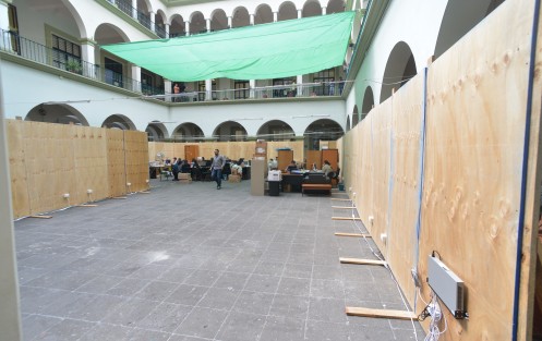 Varias personas que entraban al patio del municipio de Xalapa se preguntaban si habría otra exposición-homenaje para Heberto Castillo por el montaje, pero no esta ocasión la función de las tablas es de oficinas temporales en lo que remodelan algunas de estas. 