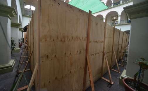 Varias personas que entraban al patio del municipio de Xalapa se preguntaban si habría otra exposición-homenaje para Heberto Castillo por el montaje, pero no esta ocasión la función de las tablas es de oficinas temporales en lo que remodelan algunas de estas. 