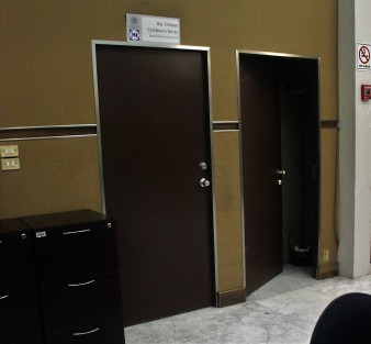 Oficinas de diputados de todos los colores de la LXV Legislatura, permanecen cerradas. Algunos se preocupan porque aún no hay quien reciba los oficios.  