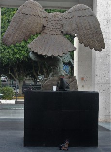 Cenicienta legislativa dejó los tacones abandonados en el monumento al escudo Nacional del Palacio Legislativo.