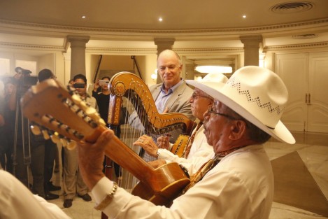 Enrique Krauzeestuvo en Boca delRío para la presentacion del libro de los 500 Años de la Fundación de Veracruz   