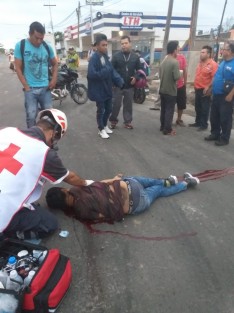  La mañana de este domingo, un joven perdió la vida y dos más resultaron lesionados luego de derrapar la motocicleta en la que viajaban sobre la carretera federal Xalapa - Veracruz a la altura de la colonia Amapolas.