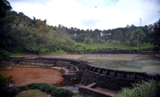Desde hace ya varios meses  se trabaja en un proyecto de saneamiento para limpiar uno de los espejos de agua  del Campus para la Cultura, las Artes y el Deporte UV Xalapa, por tal motivo se vació por completo, debido a que hace mas de un año se registró la ruptura en una de las tuberías que lo alimentaban, lo que generaba que el agua se saliera por un orificio.  