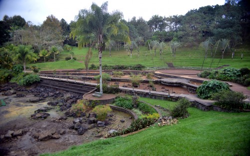 Desde hace ya varios meses  se trabaja en un proyecto de saneamiento para limpiar uno de los espejos de agua  del Campus para la Cultura, las Artes y el Deporte UV Xalapa, por tal motivo se vació por completo, debido a que hace mas de un año se registró la ruptura en una de las tuberías que lo alimentaban, lo que generaba que el agua se saliera por un orificio.  