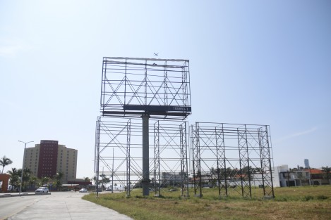 En Boca del Río se preparan para la entrada del frente frío número 10. Trabajadores enrollan anuncios espectaculares colocados sobre los bulevares Ruiz Cortines y Ávila Camacho, con la finalidad de evitar accidentes. 