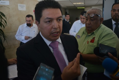 En representación de CESTEP cosulting Group  S.C., Arturo Nicolás Baltazar interpuso denuncia ante la Fiscalía General del Estado (FGE) en contra del fiscal  Jorge Winckler,  el magistrado Edel y otros funcionarios estatales por los delitos de asociación delictuosa, abuso de autoridad, usurpación de funciones, incumplimiento deber legal y tortura, en contra del exfiscal, Luis Ángel Bravo Contreras.recluido desde hace 4 meses en el Centro Penitenciario de Pacho Viejo por el delito de desaparición forzada.