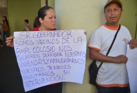 Vecinos de la colonia ampliación Colosio con pancartas pidieron la ayuda del gobierno,  ya que dicen  les quieren quitar sus terrenos y derribar sus casas.