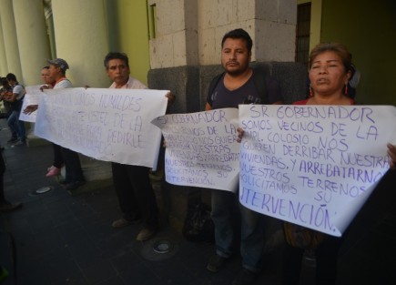 Vecinos de la colonia ampliación Colosio con pancartas pidieron la ayuda del gobierno,  ya que dicen  les quieren quitar sus terrenos y derribar sus casas.