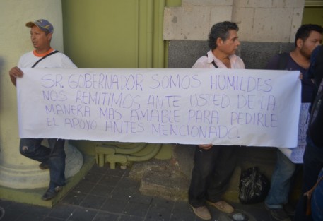 Vecinos de la colonia ampliación Colosio con pancartas pidieron la ayuda del gobierno,  ya que dicen  les quieren quitar sus terrenos y derribar sus casas.  