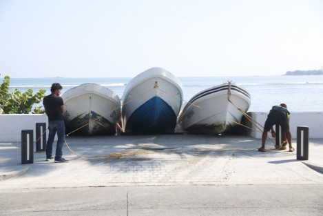 Pescadores resguardan sus embarcaciones, sobre el bulevar Ávila Camacho, para evitar pérdidas materiales ante la inminente entrada del frente frío número 10. Se esperan vientos de hasta 130 kilómetros por hora.