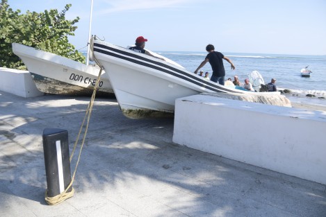 Pescadores resguardan sus embarcaciones, sobre el bulevar Ávila Camacho, para evitar pérdidas materiales ante la inminente entrada del frente frío número 10. Se esperan vientos de hasta 130 kilómetros por hora.