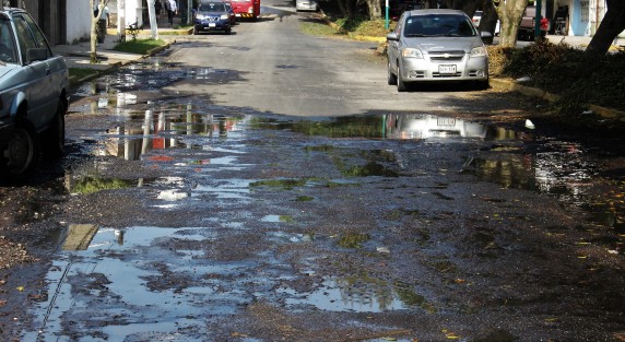 Fuga de aguas negras en la calle Encanto de Xalapa. Fue reportada el viernes y este lunes no había sido atendida. Desde hace años esta calle pese a ser donde se encuentra el Congreso del Estado, cuando no sufre de fugas, es basura, baches o lo que sea. 