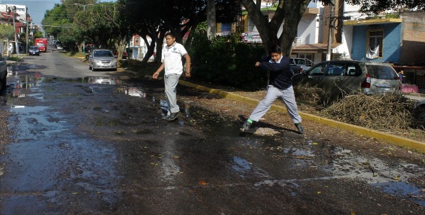 Fuga de aguas negras en la calle Encanto de Xalapa. Fue reportada el viernes y este lunes no había sido atendida. Desde hace años esta calle pese a ser donde se encuentra el Congreso del Estado, cuando no sufre de fugas, es basura, baches o lo que sea. 