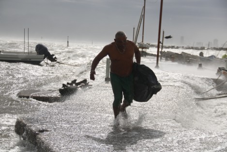 Afectaciones por las de viento con rachas de hasta 130 k/h, se registran en la conurbación Veracruz -Boca del Río. Derribo de luminarias y árboles, entre otras. 