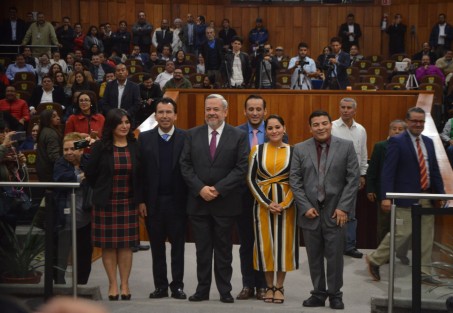 Domingo Bahena Corbalá,quien desde hace 2 años renunciara a su militancia panista y en las pasadas campañas se sumara a las campañas de los candidatos de MORENA, fue electo como nuevo Secretario General de Congreso, con 49 votos a su  favor de los diputados de la LXV Legislatura de Veracruz,