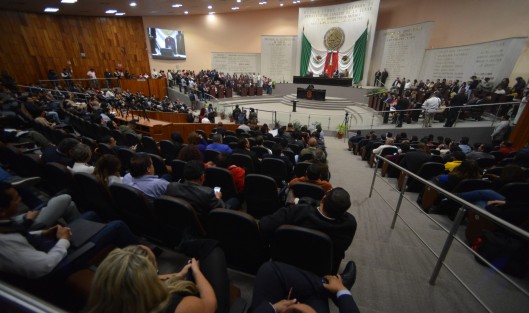 Finalmente este martes las dos fracciones de MORENA que habían formado grupos legislativos por separado, acordaron unirse y así conformar un grupo mayoritario, con lo que podrán presidir la Junta de Coordinación Política por los tres años de la LXV legislatura de Veracruz. 