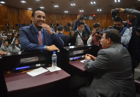 Diputado Sergio Hernández, ofreciendo asesoría al nuevo titular de la JUCOPO en el Congreso del Estado. 