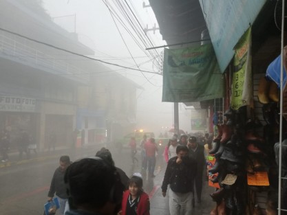 La explosión al parecer de un tanque de gas en el Mercado Jáuregui, en el centro de Xalapa, provocó un incendio en el mismo, el cual habría alcanzado varios locales; afortunadamente no hubo lesionados.