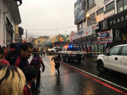 Fuga y explosión al parecer de un tanque de gas en el Mercado Jáuregui, en el centro de Xalapa, provocó un incendio en el mismo, el cual habría alcanzado varios locales; afortunadamente no hubo lesionados