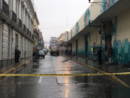 Fuga y explosión al parecer de un tanque de gas en el Mercado Jáuregui, en el centro de Xalapa, provocó un incendio en el mismo, el cual habría alcanzado varios locales; afortunadamente no hubo lesionados