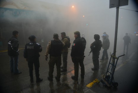 Al menos seis locales fueron devorados por el fuego ocasionado por una fuga y explosión de un tanque de gas al interior de la zona de alimentos del Mercado Jauregui. 
