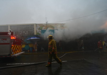 Al menos seis locales fueron devorados por el fuego ocasionado por una fuga y explosión de un tanque de gas al interior de la zona de alimentos del Mercado Jauregui. 
