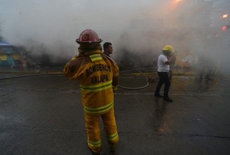 Al menos seis locales fueron devorados por el fuego ocasionado por una fuga y explosión de un tanque de gas al interior de la zona de alimentos del Mercado Jauregui. 