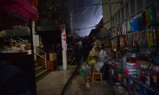 Al menos seis locales fueron devorados por el fuego ocasionado por una fuga y explosión de un tanque de gas al interior de la zona de alimentos del Mercado Jauregui. 