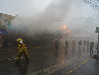 Al menos seis locales fueron devorados por el fuego ocasionado por una fuga y explosión de un tanque de gas al interior de la zona de alimentos del Mercado Jauregui. 