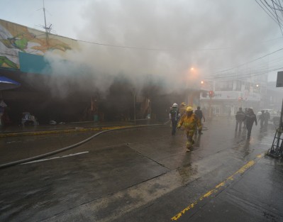 Al menos seis locales fueron devorados por el fuego ocasionado por una fuga y explosión de un tanque de gas al interior de la zona de alimentos del Mercado Jauregui. 