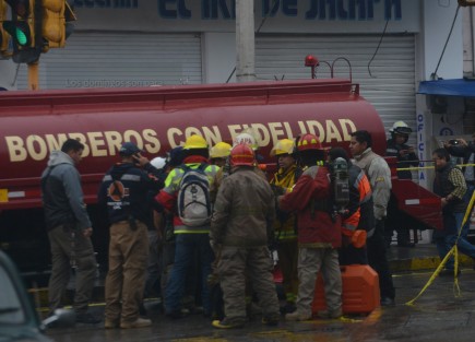Al menos seis locales fueron devorados por el fuego ocasionado por una fuga y explosión de un tanque de gas al interior de la zona de alimentos del Mercado Jauregui. 