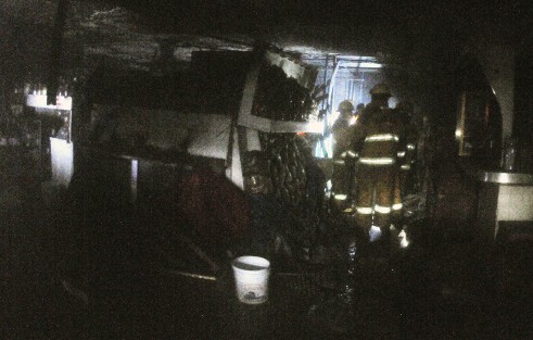 Al menos seis locales fueron devorados por el fuego ocasionado por una fuga y explosión de un tanque de gas en el interior de la zona de comida del Mercado Jáuregui de Xalapa; al alcalde Hipólito Rodríguez le negaron el paso a la zona siniestrada.