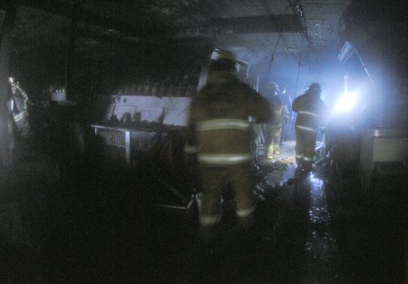 Al menos seis locales fueron devorados por el fuego ocasionado por una fuga y explosión de un tanque de gas en el interior de la zona de comida del Mercado Jáuregui de Xalapa; al alcalde Hipólito Rodríguez le negaron el paso a la zona siniestrada.