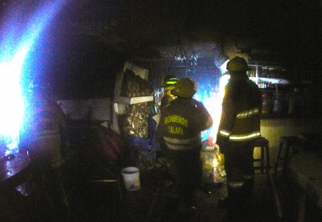 Al menos seis locales fueron devorados por el fuego ocasionado por una fuga y explosión de un tanque de gas en el interior de la zona de comida del Mercado Jáuregui de Xalapa; al alcalde Hipólito Rodríguez le negaron el paso a la zona siniestrada.