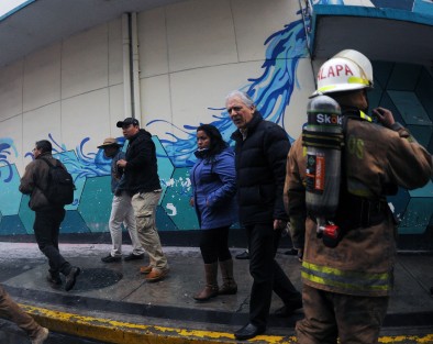 Al menos seis locales fueron devorados por el fuego ocasionado por una fuga y explosión de un tanque de gas en el interior de la zona de comida del Mercado Jáuregui de Xalapa; al alcalde Hipólito Rodríguez le negaron el paso a la zona siniestrada.